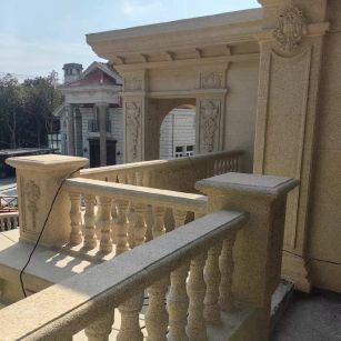 普洱 黄金麻别墅外墙干挂雕花配合阳台栏杆花瓶柱