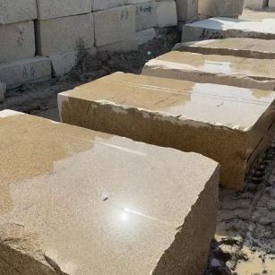 普洱 黄金麻方料堆场洗料分选中，原材料充足