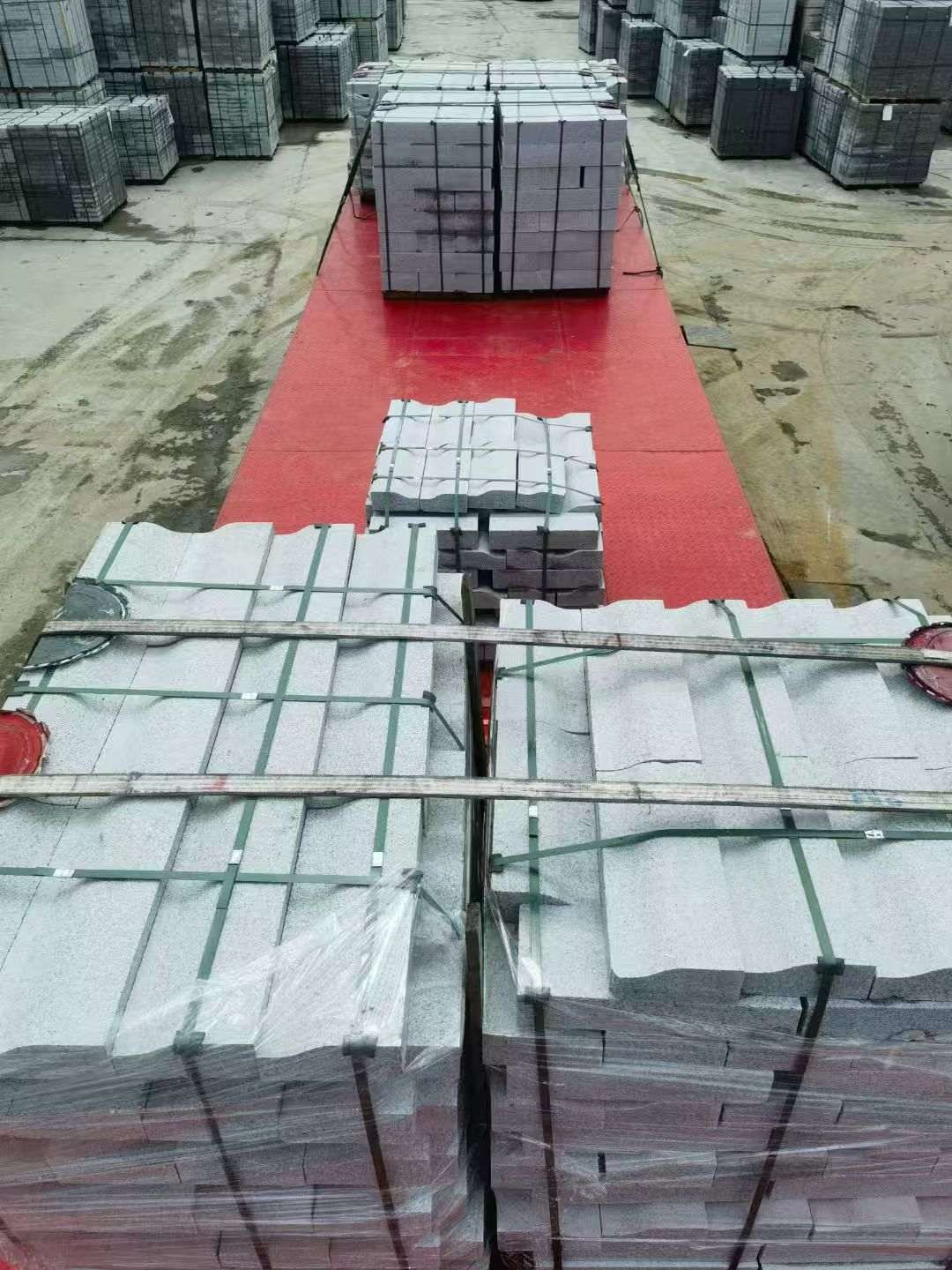 普洱 芝麻白仿形加直形路沿石出货日常