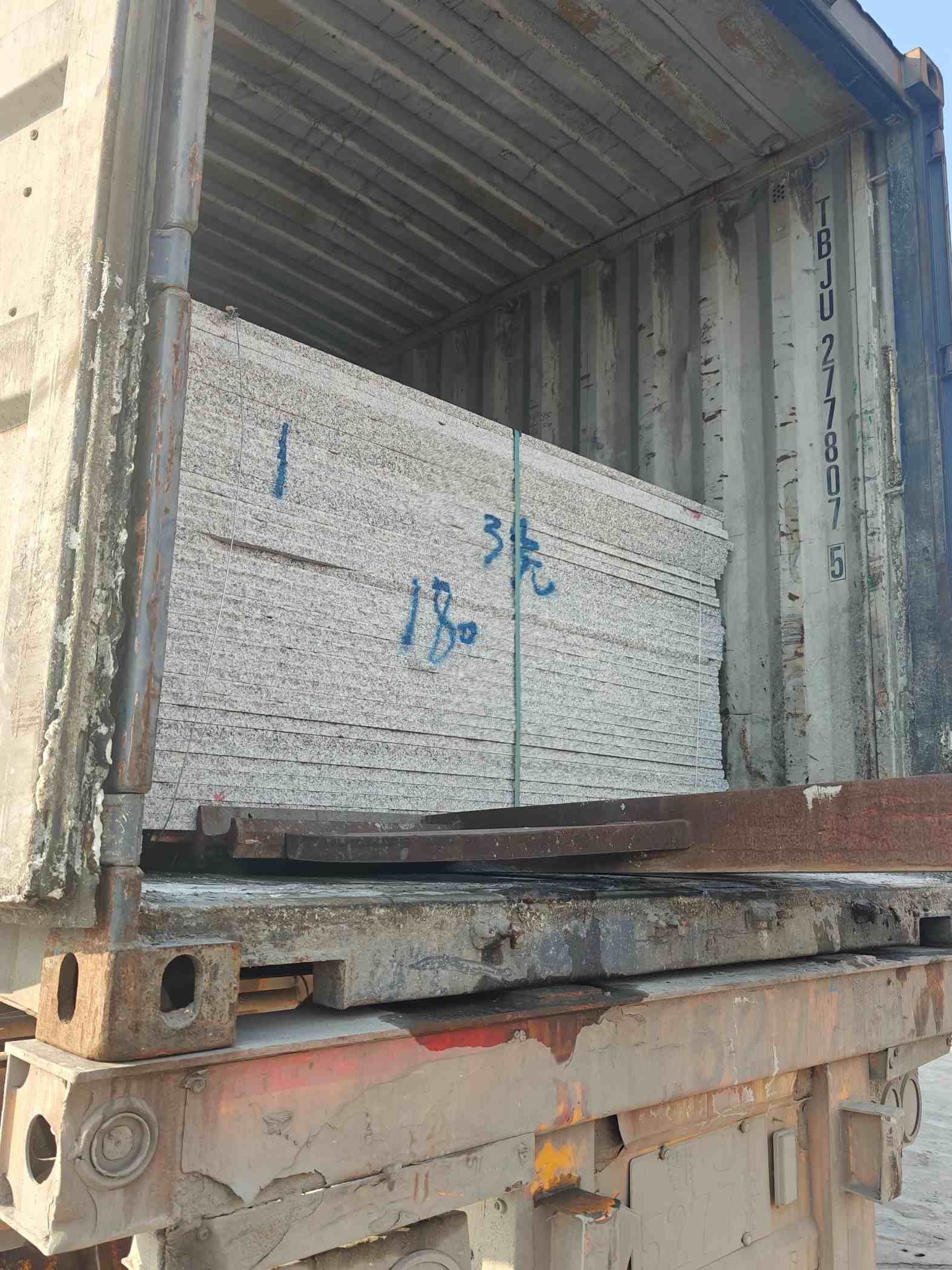 普洱 芝麻白花岗岩石材3.0公分光面毛板装柜出货