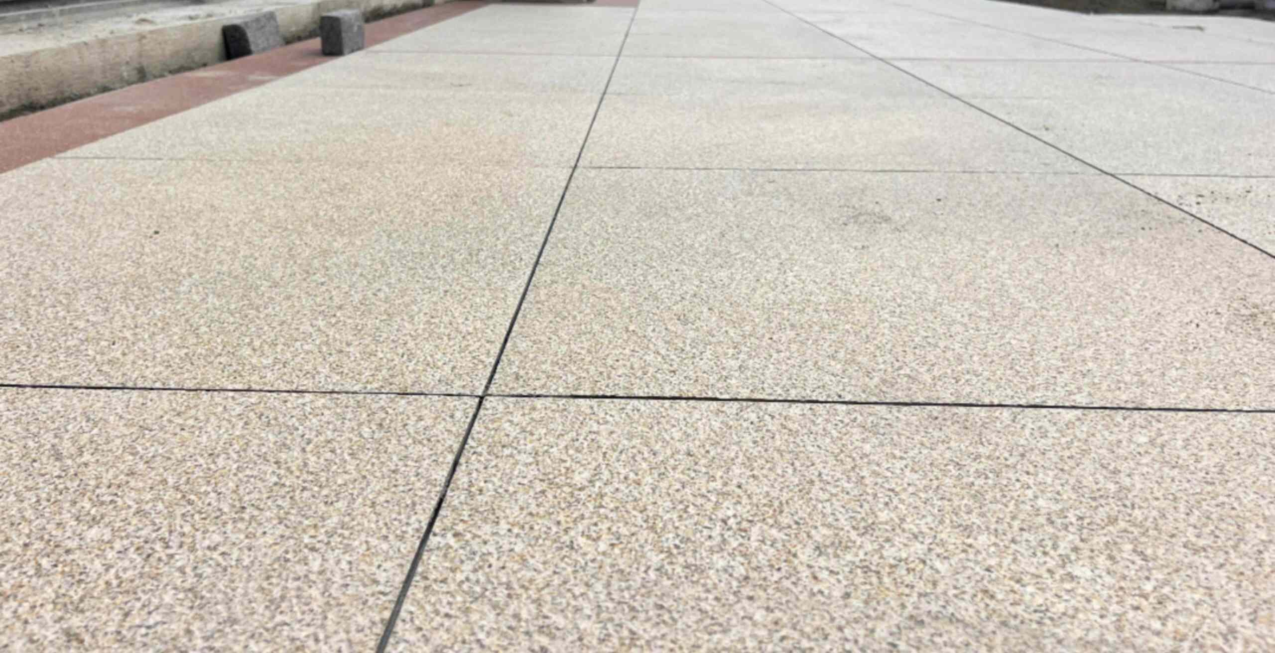 普洱 黄金麻花岗岩石板材荔枝面地面铺装效果