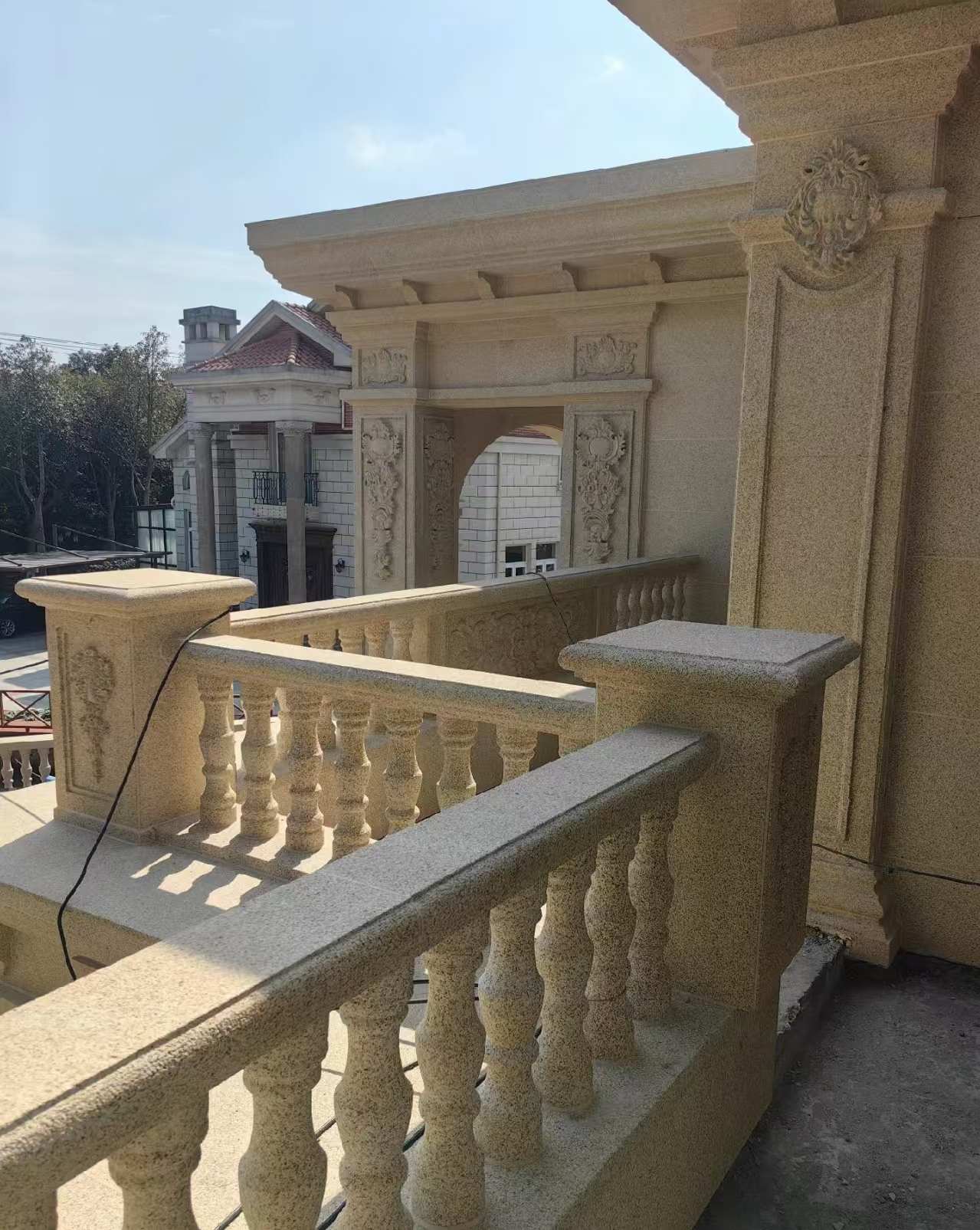 普洱 黄金麻别墅外墙干挂雕花配合阳台栏杆花瓶柱