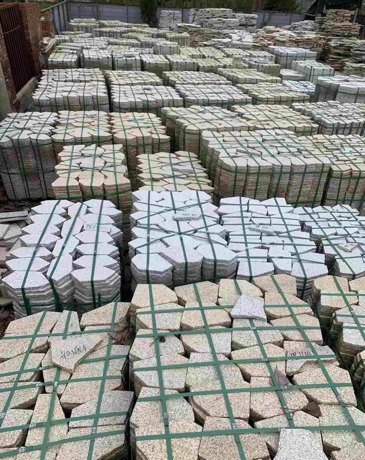 普洱 黄金麻白麻花岗岩荔枝面地铺石(冰裂纹)