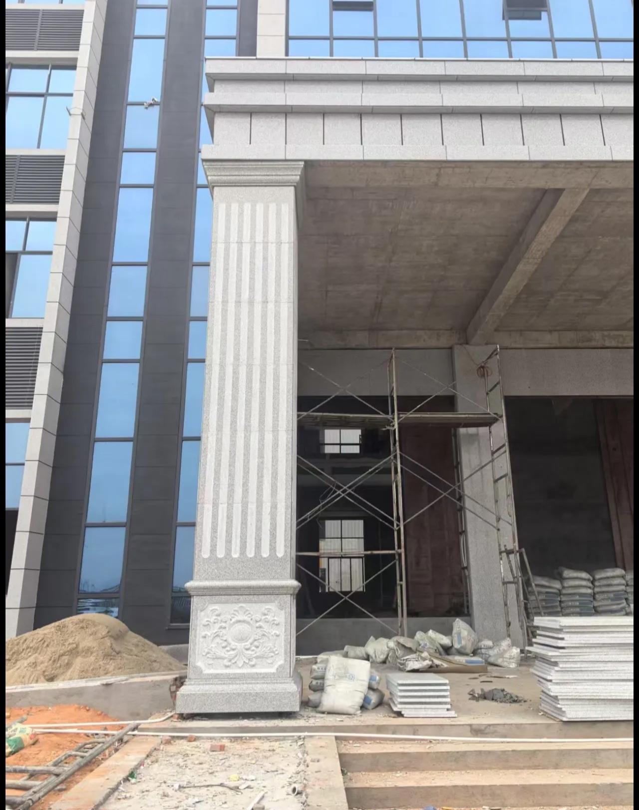 普洱 芝麻白光面花岗岩门楼大柱（罗马柱）配雕花底座