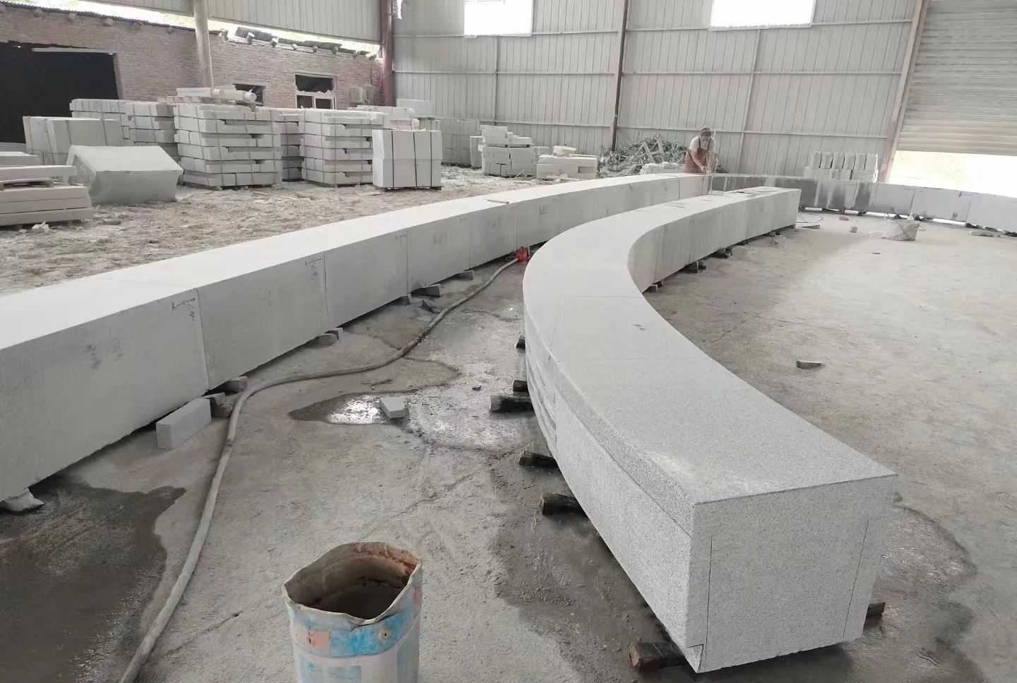 普洱芝麻白花岗岩石板材 园林光面弧形坐凳