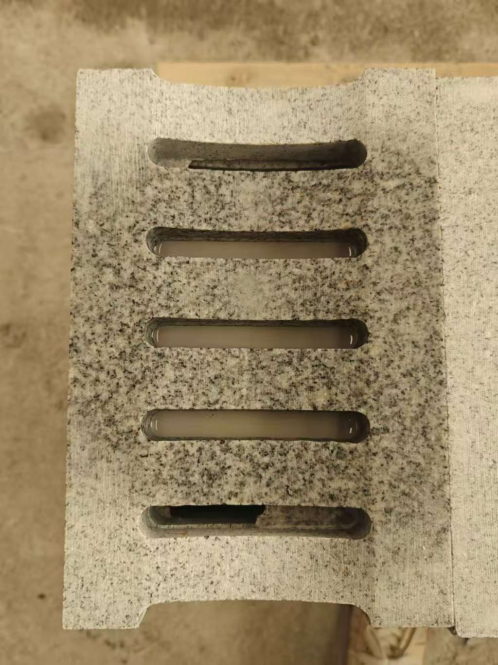 普洱 芝麻白拉丝面花岗岩U型开槽排水槽