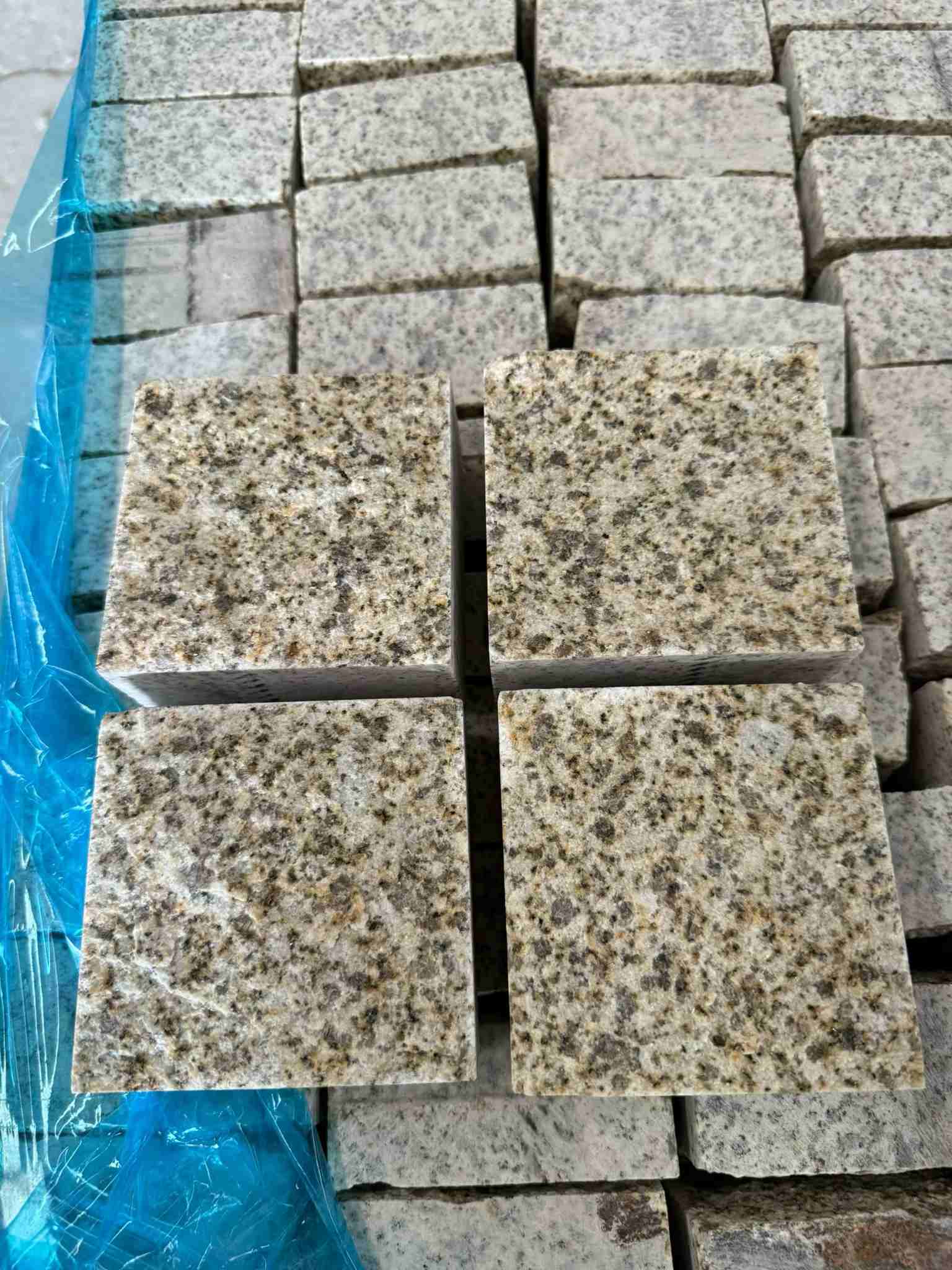 普洱 黄金麻花岗岩自然面小方块，弹石，马蹄石等