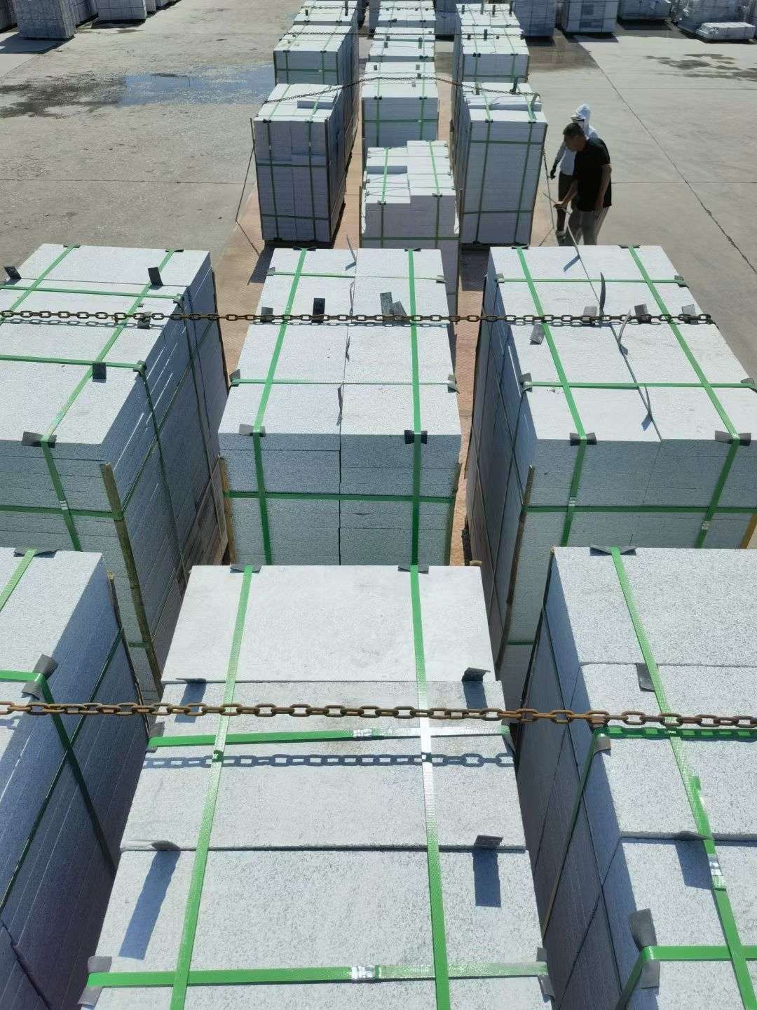 普洱 芝麻白花岗岩5公分地铺石 花岗岩厂家工厂装车日常