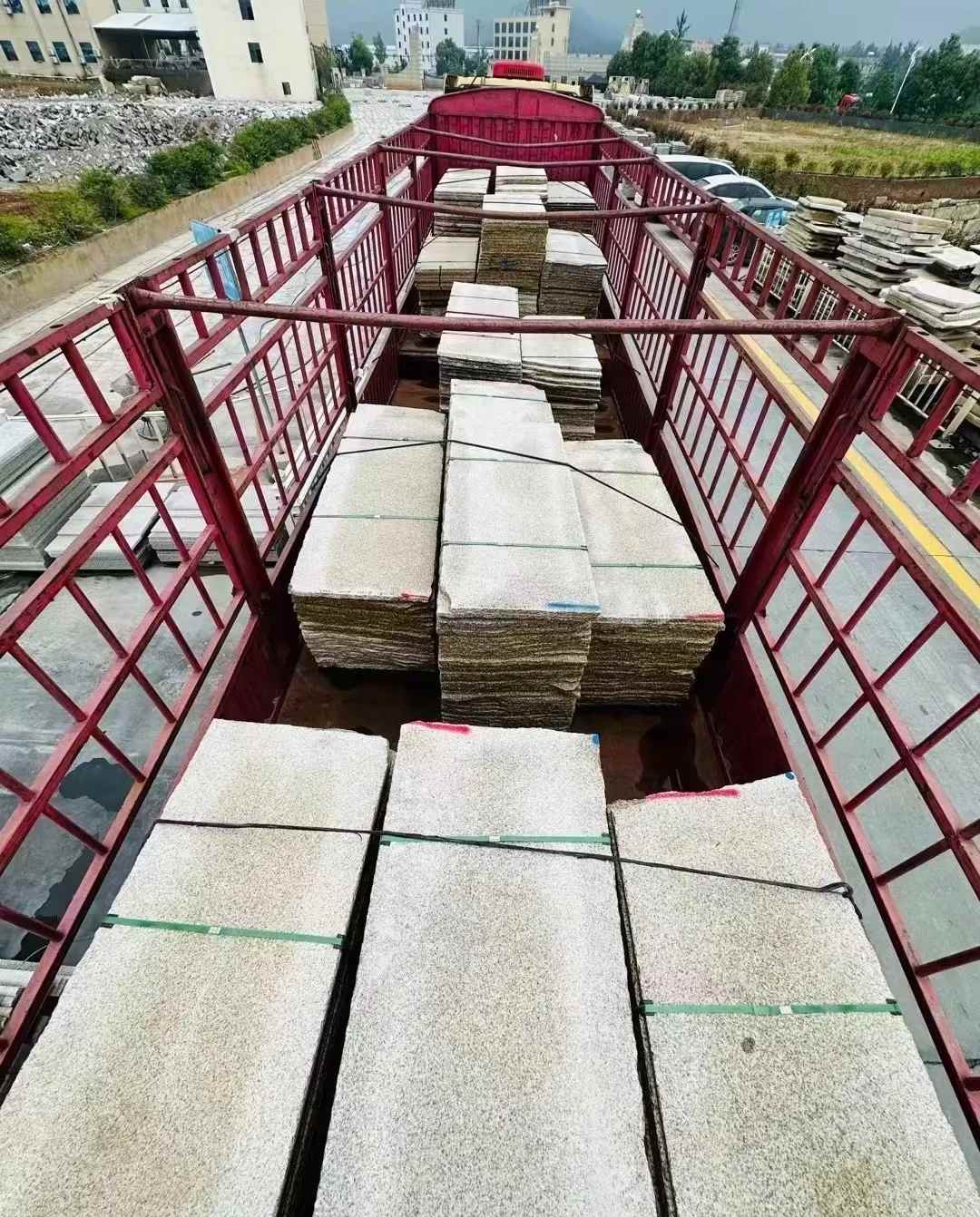 普洱 黄金麻花岗岩荔枝面，光面毛板装车完成