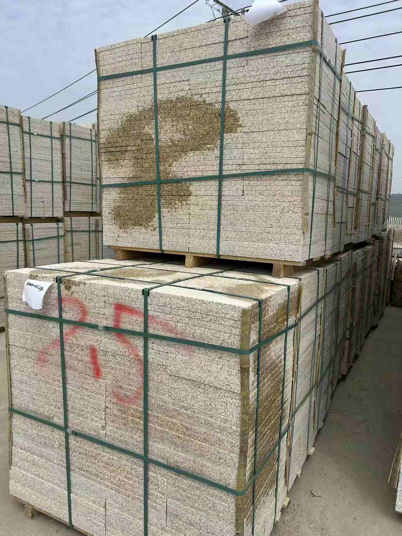 普洱 黄金麻花岗岩石材荔枝面地铺石2.5*300*600