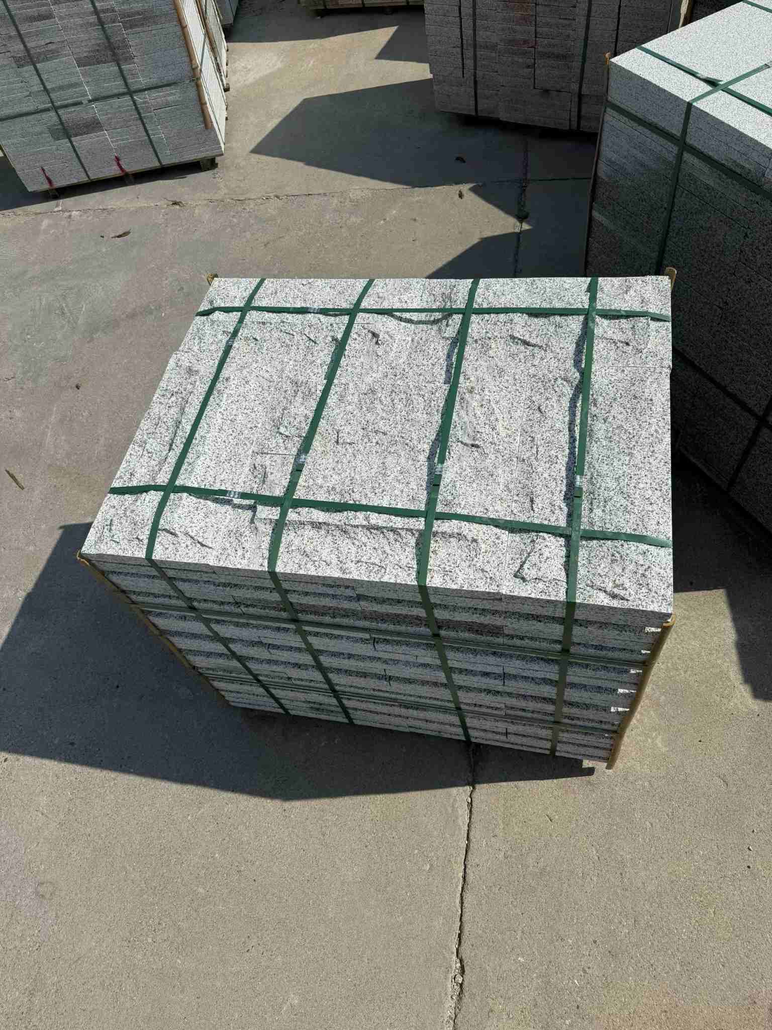 普洱 白麻花岗岩石材自然面蘑菇石成品