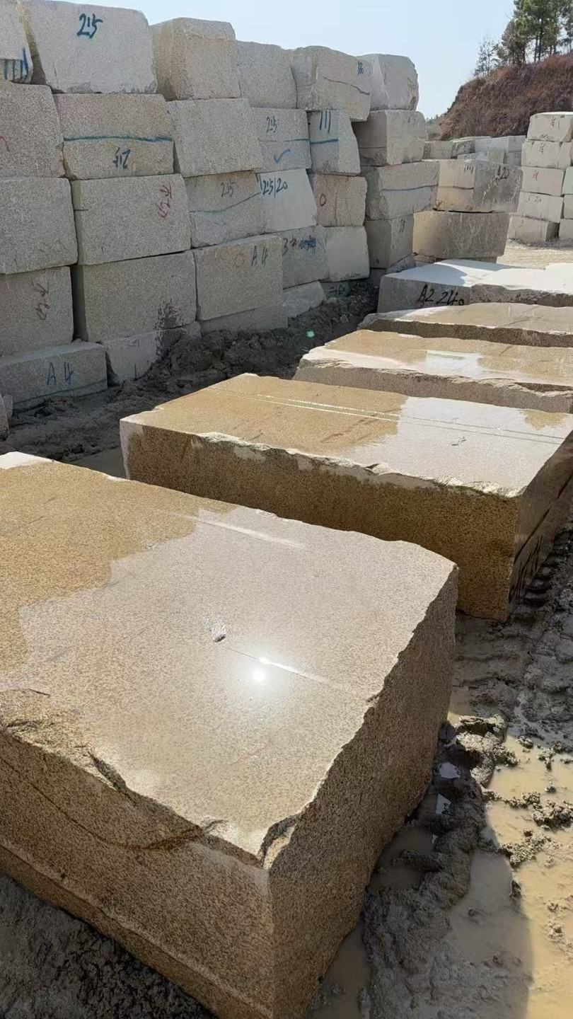 普洱 黄金麻方料堆场洗料分选中，原材料充足