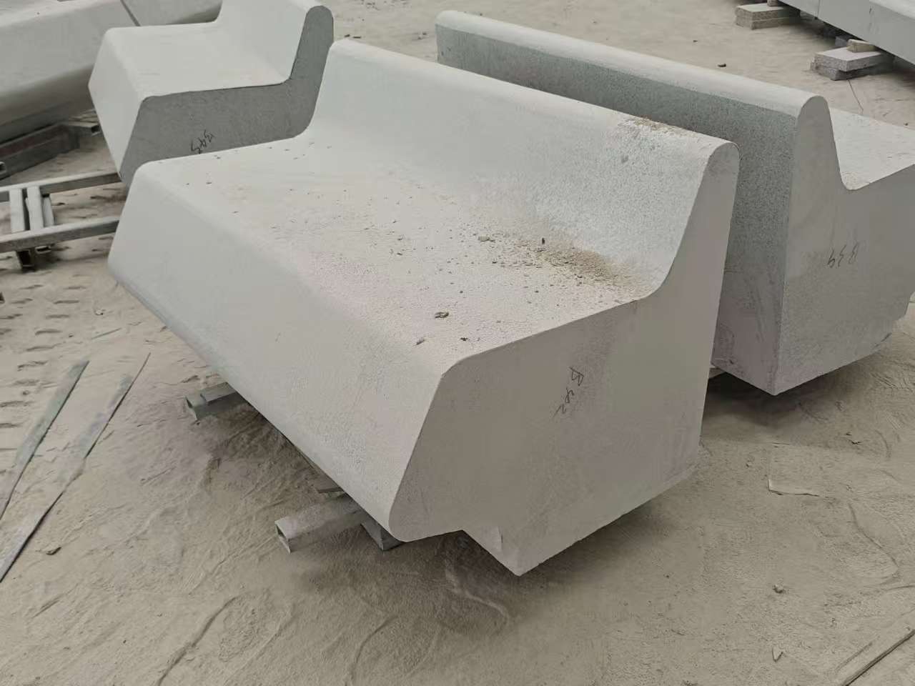 普洱 芝麻白花岗岩异形坐凳，石凳