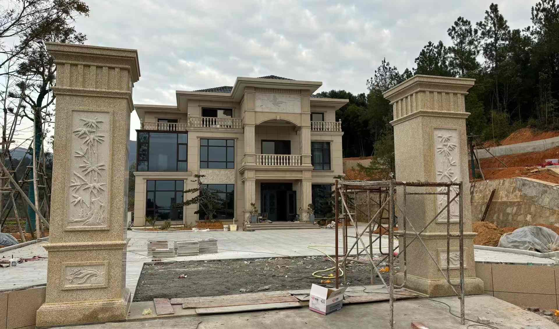 普洱 黄金麻花岗岩别墅雕花外墙干挂配上门口雕花罗马柱